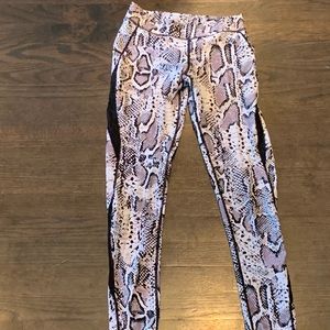 HPE workout leggings snake print with mesh.